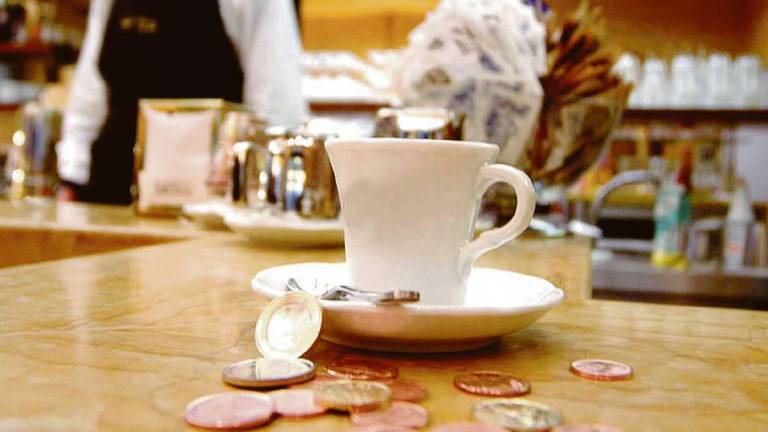 Rimini, caffè a 1,30 euro e cappuccino a 1,60: arrivano i rincari al bar Rimini, caffè a 1,30 euro e cappuccino a 1,60: arrivano i rincari al bar