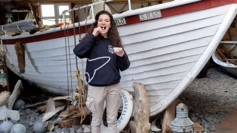 Da Bellaria all'Islanda, fa la guida al museo degli squali Da Bellaria all'Islanda, fa la guida al museo degli squali