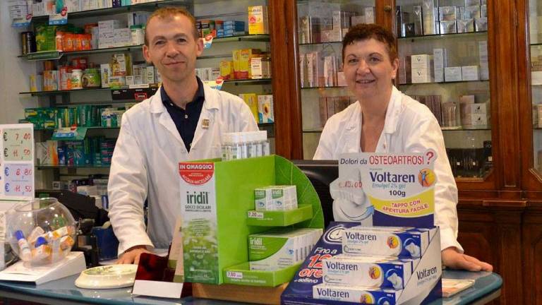 Forlì. Farmacia Schibuola, cambio della guardia dopo 90 anni: Certi treni passano una volta nella vita Forlì. Farmacia Schibuola, cambio della guardia dopo 90 anni: Certi treni passano una volta nella vita