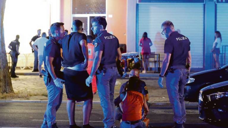 Coltellate in strada a Lido Adriano, nei guai anche un minore Coltellate in strada a Lido Adriano, nei guai anche un minore