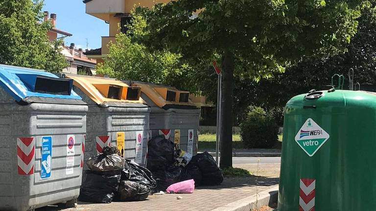 Rifiuti abbandonati di notte a Budrio di Longiano: controlli Rifiuti abbandonati di notte a Budrio di Longiano: controlli