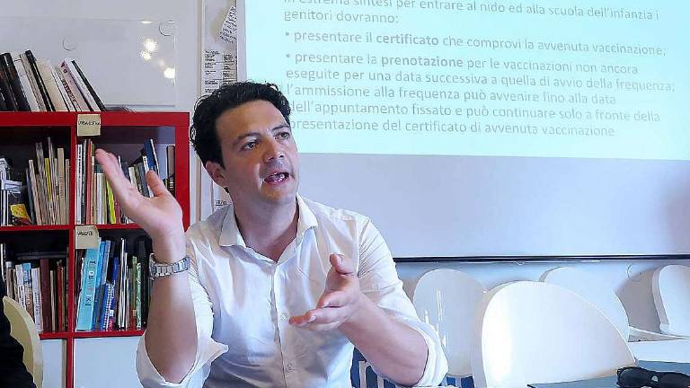 Rimini, via alla demolizione della ex scuola Montessori Rimini, via alla demolizione della ex scuola Montessori
