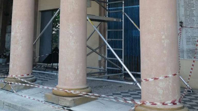 Garattoni: Al cimitero di Rimini ingresso degradato Garattoni: Al cimitero di Rimini ingresso degradato
