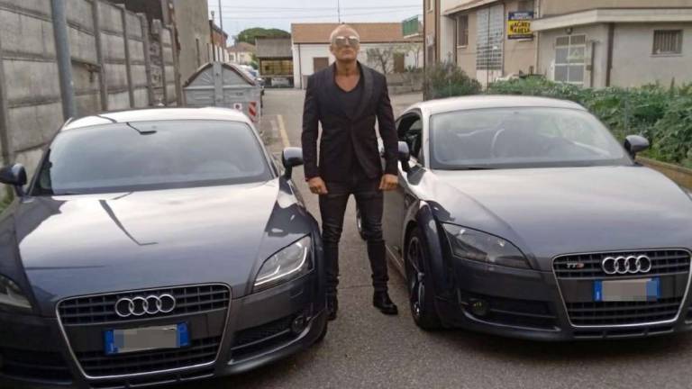 Russi: gli rigano l'auto, mette taglia di 4mila euro sul vandalo Russi: gli rigano l'auto, mette taglia di 4mila euro sul vandalo
