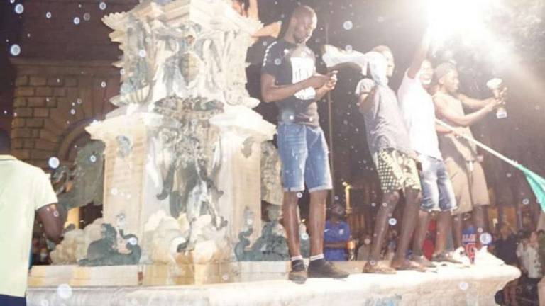 Faenza, rabbia per la fontana danneggiata dalle feste di domenica Faenza, rabbia per la fontana danneggiata dalle feste di domenica