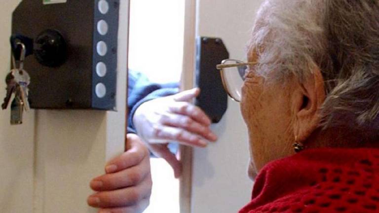 Ravenna, finti tecnici del gas stordiscono e rapinano un 90enne Ravenna, finti tecnici del gas stordiscono e rapinano un 90enne