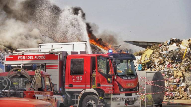 Ravenna, incendio di Mezzano: Diossine alte, sbucciate la frutta Ravenna, incendio di Mezzano: Diossine alte, sbucciate la frutta