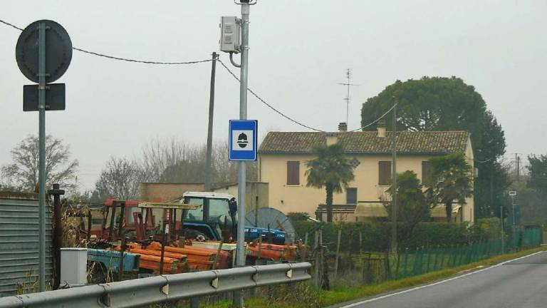 Lugo, dopo i vandalismi riecco il velox a Bizzuno Lugo, dopo i vandalismi riecco il velox a Bizzuno