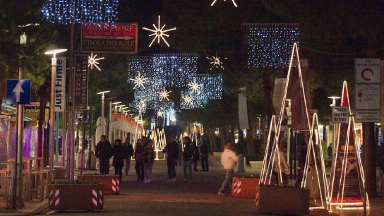 Milano Marittima, luci di Natale spente di notte Milano Marittima, luci di Natale spente di notte