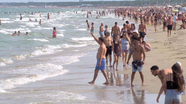 Al mare a Ravenna, i 9 lidi mantengono la Bandiera Blu Al mare a Ravenna, i 9 lidi mantengono la Bandiera Blu
