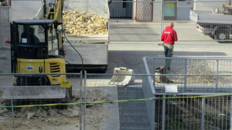 Gambettola, ruspe in azione per piazza Pertini Gambettola, ruspe in azione per piazza Pertini