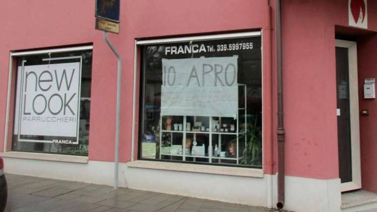 Savignano, la protesta coi cartelli della parrucchiera Savignano, la protesta coi cartelli della parrucchiera