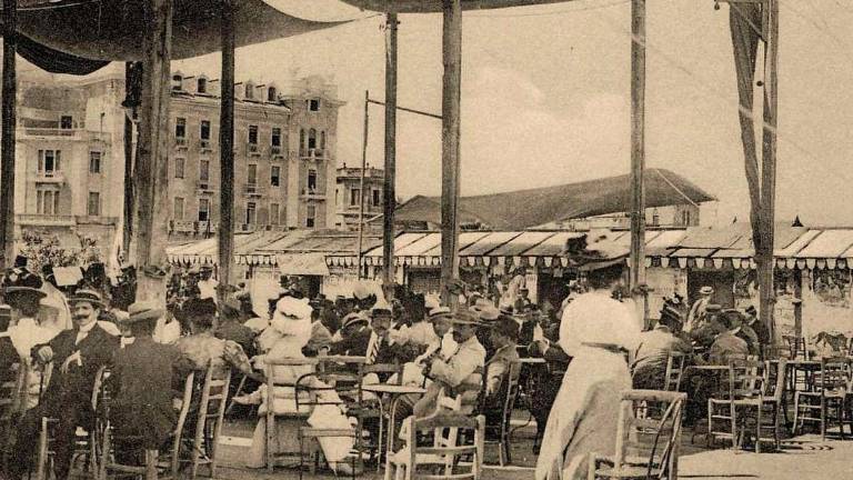 Suonava per il pubblico e per i signori delle ville Suonava per il pubblico e per i signori delle ville