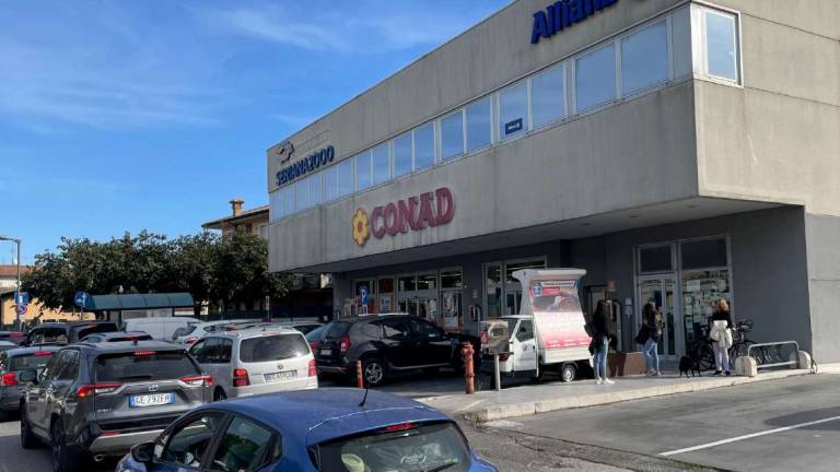 Cesenatico: pistola e casco in testa, rapina il supermercato Cesenatico: pistola e casco in testa, rapina il supermercato