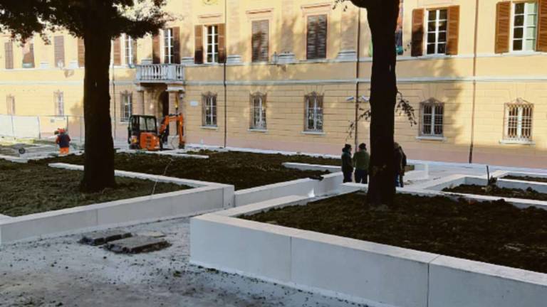 Cesena, lavori davanti alla Malatestiana: aiuole ormai pronte Cesena, lavori davanti alla Malatestiana: aiuole ormai pronte