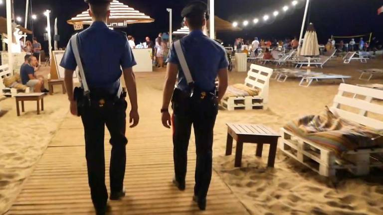 Ravenna, baby ladri tra gli ombrelloni. Denunciati 5 ragazzini Ravenna, baby ladri tra gli ombrelloni. Denunciati 5 ragazzini