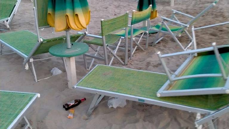 Bellaria. Vandali scatenati, danni a tre stabilimenti Bellaria. Vandali scatenati, danni a tre stabilimenti