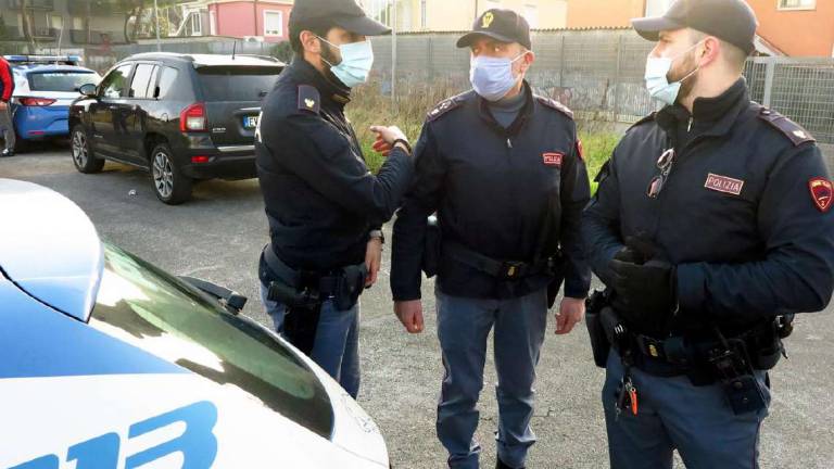 Ravenna, spara in casa, poi punta pistola contro i poliziotti Ravenna, spara in casa, poi punta pistola contro i poliziotti