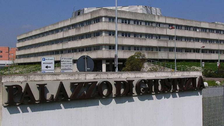 Ravenna, 11enne abusata in casa. Lo zio a processo Ravenna, 11enne abusata in casa. Lo zio a processo