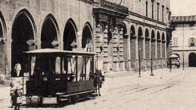 Il festoso e caloroso omaggio della città di Rimini al sovrano Il festoso e caloroso omaggio della città di Rimini al sovrano