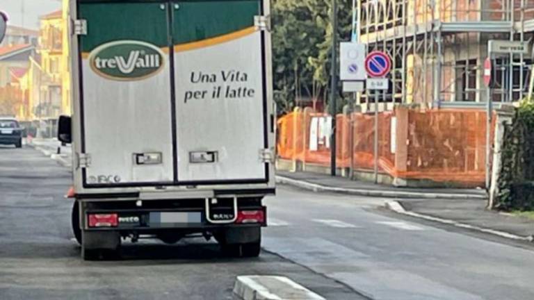 Ravenna, la nuova pista ciclabile già usata da parcheggio Ravenna, la nuova pista ciclabile già usata da parcheggio