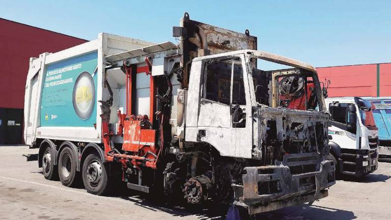 Cesena, camion di Hera a fuoco in autostrada Cesena, camion di Hera a fuoco in autostrada