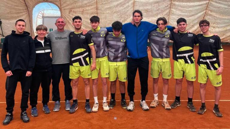 La squadra di serie C maschile del Ten Sport Center con lo staff tecnico La squadra di serie C maschile del Ten Sport Center con lo staff tecnico