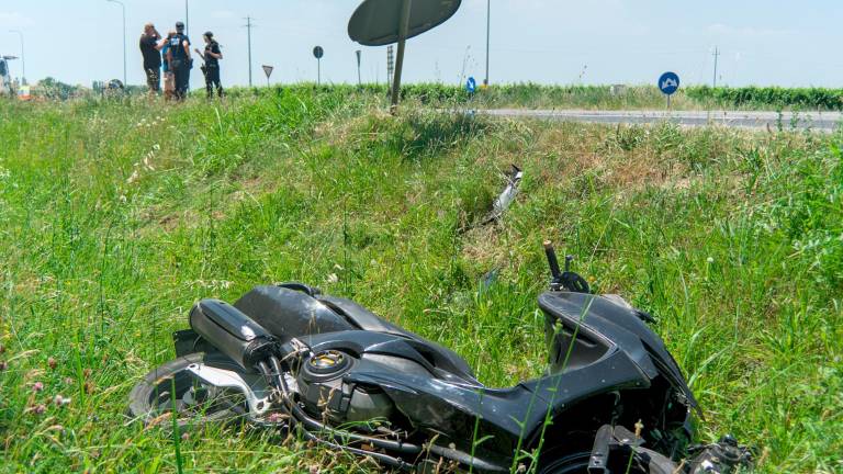 Scooter tampona auto a Bizzuno. Passeggera ferita gravemente a una gamba Scooter tampona auto a Bizzuno. Passeggera ferita gravemente a una gamba