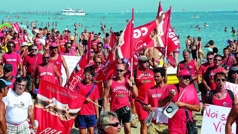 Salvataggio, i bagnini di Rimini: paghino anche chioschisti e mosconai Salvataggio, i bagnini di Rimini: paghino anche chioschisti e mosconai