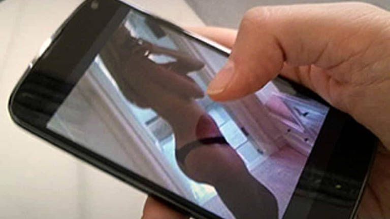 Manda a rivale foto hot della fidanzata. Ex carabiniere nei guai Manda a rivale foto hot della fidanzata. Ex carabiniere nei guai