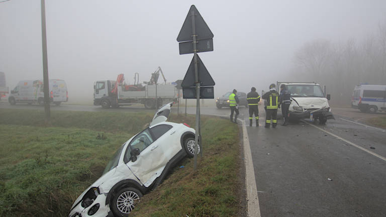 Ravenna, incidente sulla Dismano: auto finisce nel fosso. In tre all'ospedale Ravenna, incidente sulla Dismano: auto finisce nel fosso. In tre all'ospedale