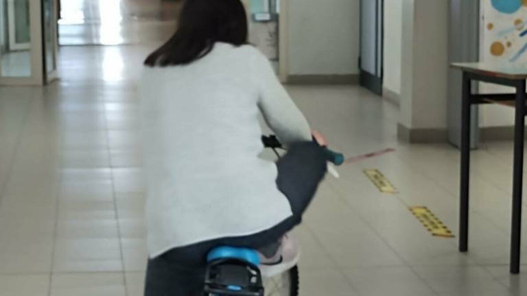 Disabile, nei corridoi deserti a scuola impara ad andare in bici Disabile, nei corridoi deserti a scuola impara ad andare in bici