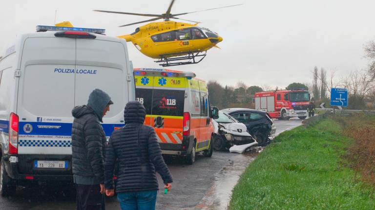 I primi soccorsi sul luogo dell’incidente. Foto Massimo Fiorentini I primi soccorsi sul luogo dell’incidente. Foto Massimo Fiorentini