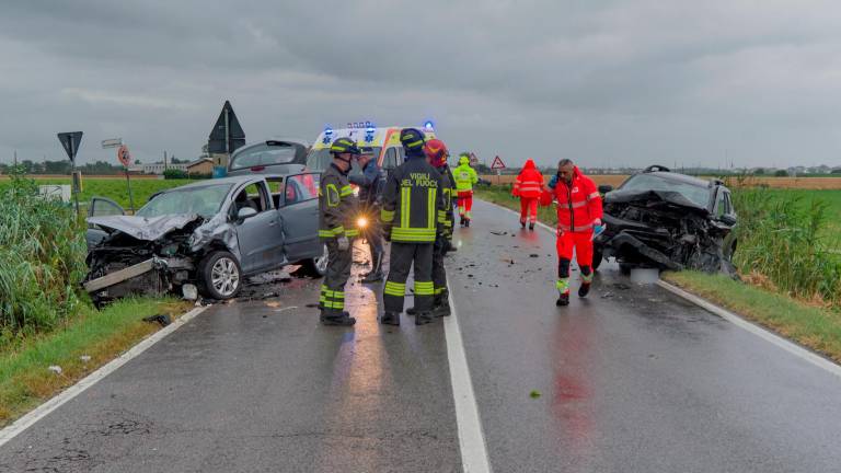 Ravenna, scontro tra auto: sette feriti, uno è gravissimo Ravenna, scontro tra auto: sette feriti, uno è gravissimo