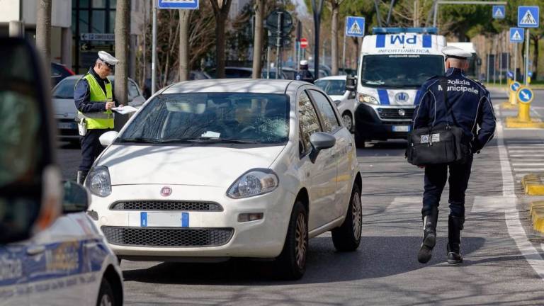 Incidente a Ravenna, investita mentre attraversa la strada: grave 59enne Incidente a Ravenna, investita mentre attraversa la strada: grave 59enne