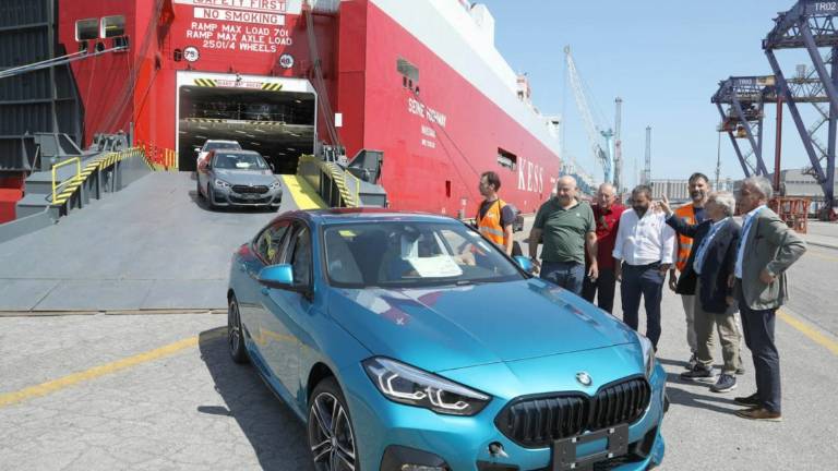 In arrivo al porto di Ravenna 3.000 Bmw dirette in Cina In arrivo al porto di Ravenna 3.000 Bmw dirette in Cina