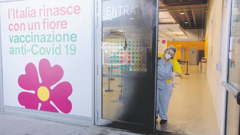 Il centro vaccinale dopo il raid (foto Massimo Fiorentini) Il centro vaccinale dopo il raid (foto Massimo Fiorentini)
