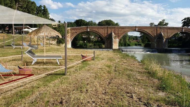 Cesena, lettini e ombrelloni in riva al fiume Savio Cesena, lettini e ombrelloni in riva al fiume Savio