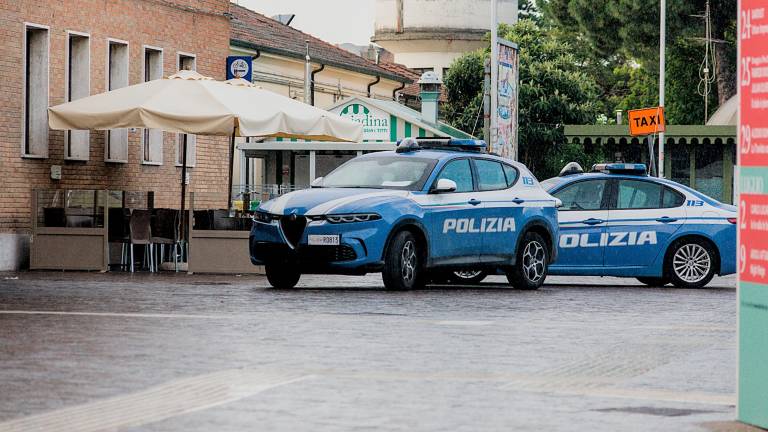 L’intervento di polizia e carabinieri in stazione FOTO FIORENTINI L’intervento di polizia e carabinieri in stazione FOTO FIORENTINI