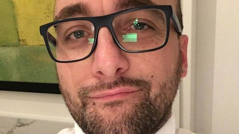 Ravenna, pietra contro vetrina dell'ufficio del presidente Arcigay Ravenna, pietra contro vetrina dell'ufficio del presidente Arcigay