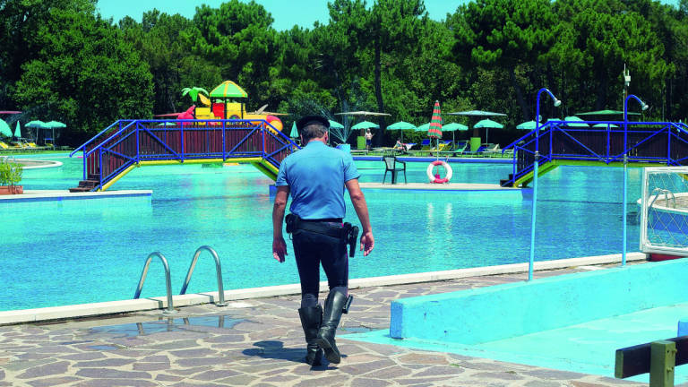 Ravenna, bimbo di 5 anni rischia di annegare in piscina Ravenna, bimbo di 5 anni rischia di annegare in piscina