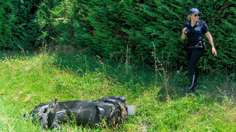 Scooter tampona auto a Bizzuno. Passeggera ferita gravemente a una gamba Scooter tampona auto a Bizzuno. Passeggera ferita gravemente a una gamba