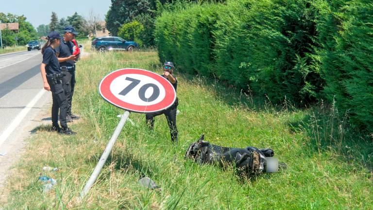 Scooter tampona auto a Bizzuno. Passeggera ferita gravemente a una gamba Scooter tampona auto a Bizzuno. Passeggera ferita gravemente a una gamba