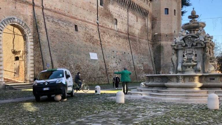 Incidente in piazza Del Popolo a Cesena, danni alla fontana Masini Incidente in piazza Del Popolo a Cesena, danni alla fontana Masini