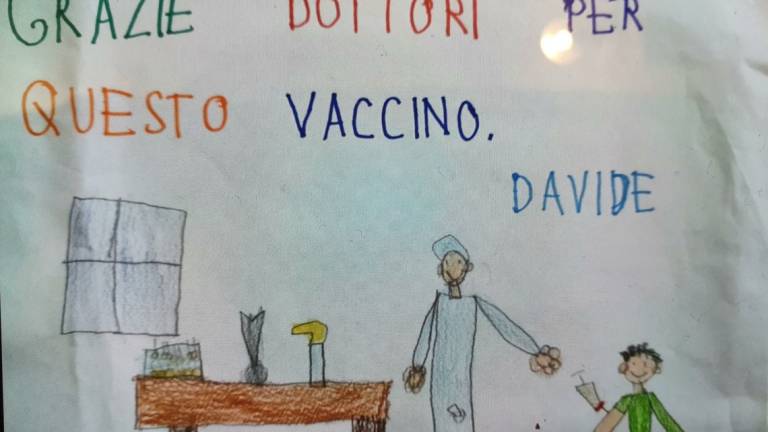 Forlì, un bambino al medico dell'ospedale: Grazie per questo vaccino Forlì, un bambino al medico dell'ospedale: Grazie per questo vaccino