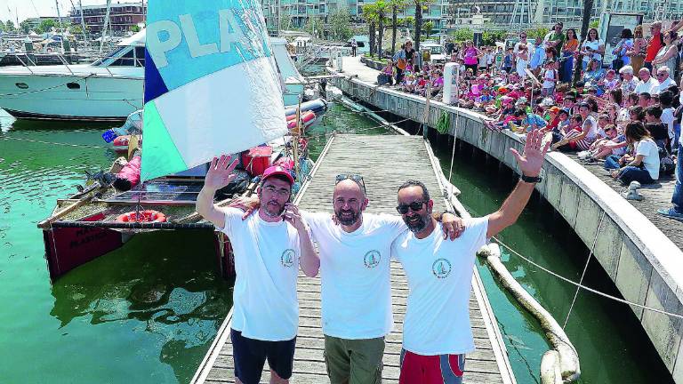 Da Rimini a Venezia sulla catamarano di plastica, partiti i velisti eco Da Rimini a Venezia sulla catamarano di plastica, partiti i velisti eco