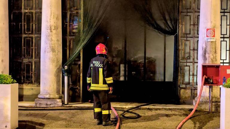 Incendio con tanto fumo al mercato coperto di Russi GALLERY Incendio con tanto fumo al mercato coperto di Russi GALLERY