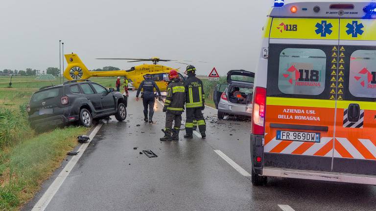 Ravenna, scontro tra auto: sette feriti, uno è gravissimo Ravenna, scontro tra auto: sette feriti, uno è gravissimo