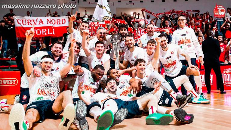 La gioia dei biancorossi dopo la conquista della Coppa Italia (Pallacanestro 2.015) La gioia dei biancorossi dopo la conquista della Coppa Italia (Pallacanestro 2.015)
