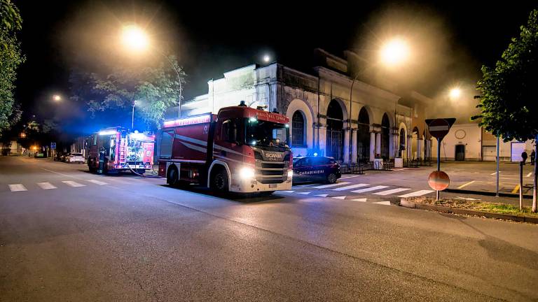 Incendio con tanto fumo al mercato coperto di Russi GALLERY Incendio con tanto fumo al mercato coperto di Russi GALLERY